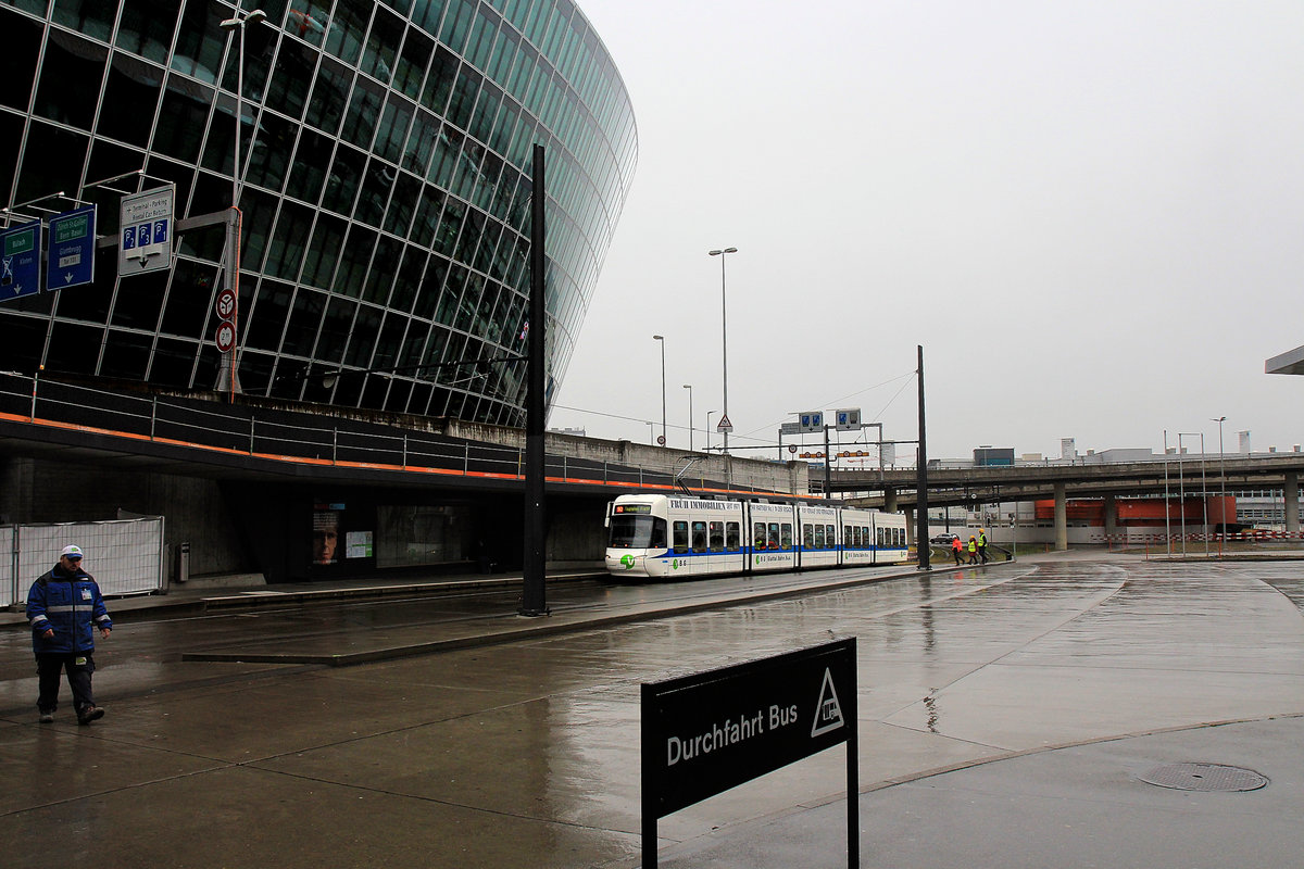 An einem sehr nassen Tag am Zürcher Flughafen - Glatttalbahn Cobra Nr. 3077. 5.März 2020.