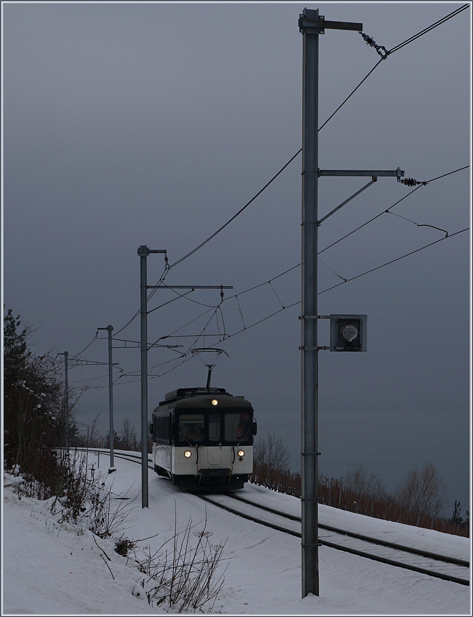An einem trüben Wintertag ist das  Bipperlisi , heute als Be 4/4 1007 bei der MOB eingereiht, als Regionalzug kurz vor Planchamp unterwegs.
23. Jan. 2017