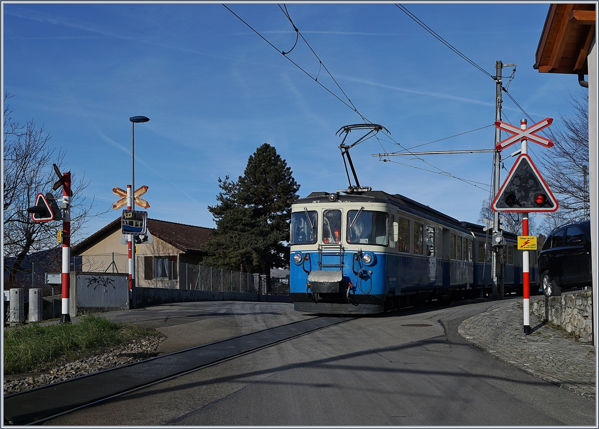 Auch 2019 noch im Planeinsatz, wobei dies die letzte Saison sein dürfte: die MOB ABDe 8/8. Im Bild der ABDe 8/8 4001 SUISSE als Regionalzug 2327 nach Montreux in Planchamp.

16. Jan. 2019