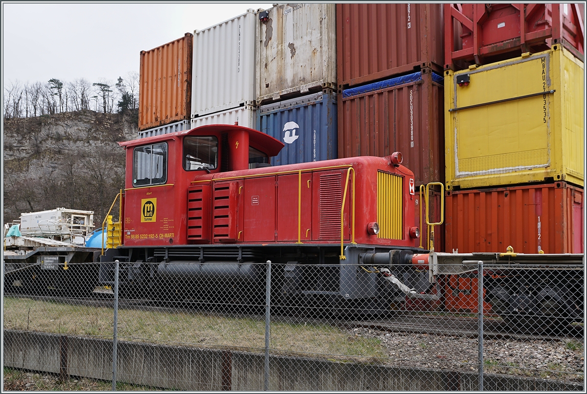 Auf einem Industriegleis bei der Klus zwischen Oensingen und Balstal steht dieser Tm 232 192-5 (Tm 98 85 5232 192-5 CH-MARTI). 

21. März 2021