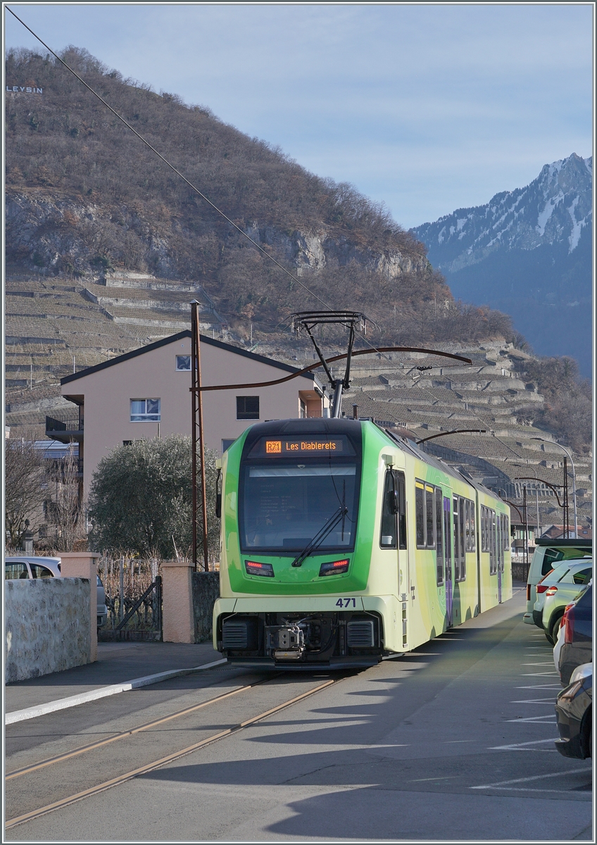 Aus der Gegenrichtung hat der TPC ASD ABe 4/8 471 der Fahrt als R71 von Aigle nach Les Diablerets den Halt Aigle Marché verlassen und färht nun unter den alten Fahrleitungsmasten in Richtung Les Diablerets. 

9.Februar 2026