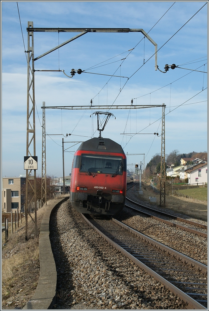 Bei Neyruz gibt es (noch) die  alten, filigranen Fahrleitungsmaste zu bewundern.
12. M�rz 2012