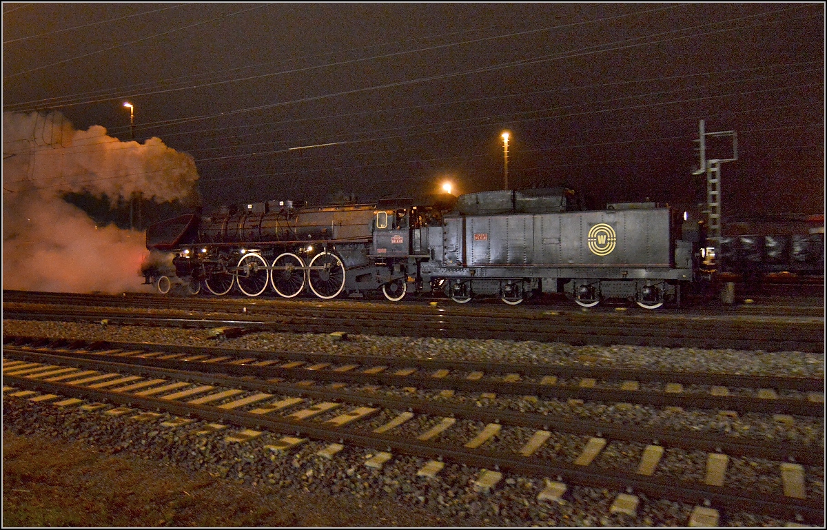Besuch der Grande Dame 241-A-65 in Konstanz.

Kreuzen, damit man nach Kreuzlingen Hbf fahren kann. Dezember 2015.