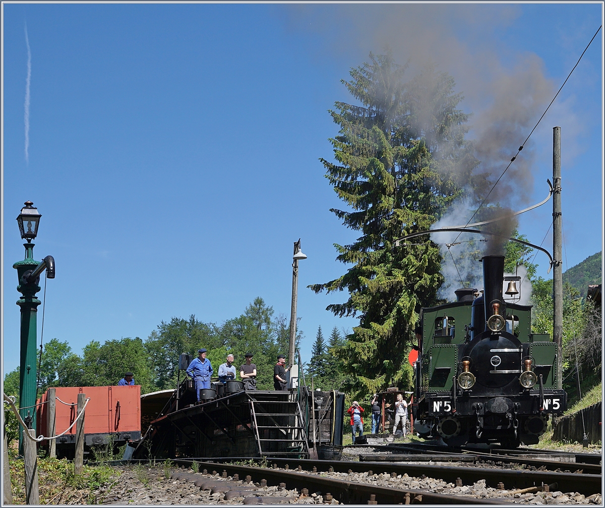 Blonay Chamby  Schweizer Dampf Festival 2019  - die 1890 gebaute LEB G 3/3 N° 5 erreicht die Bekohlungsanlage in Chaulin.

8. Juni 2019die 