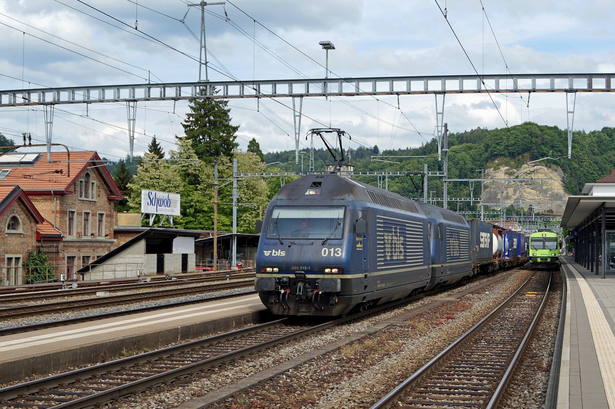 BLS: BLS Güterzug mit Doppeltraktion Re 465 anlässlich der Bahnhofsdurchfahrt Burgdorf am 30. Mai 2015
Foto: Walter Ruetsch
