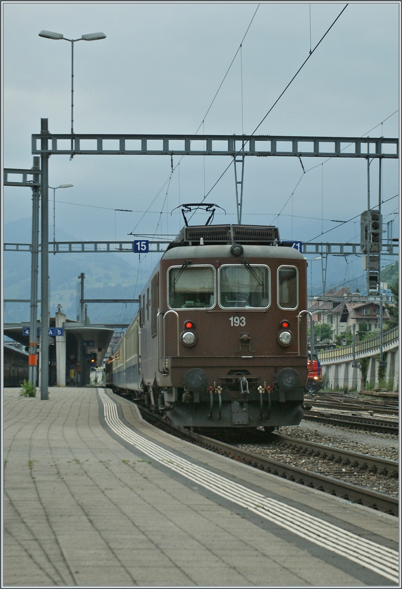 BLS Re 4/4 190 - 195 ab 1982; die BLS Re 4/4 193  Steg  wartet in Spiez mit einem RE nach Interlaken Ost auf die Abfahrt. 

29. Juni 2011