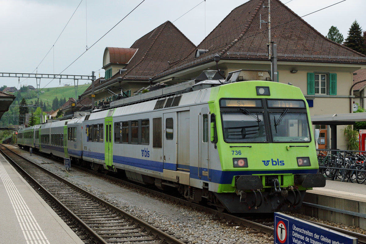 BLS: S 4 mit RBDe 565 nach Ramsei Hasle-R Burgdorf Bern Thun in Langnau im Emmental am 14. Mai 2016.
Foto: Walter Ruetsch
