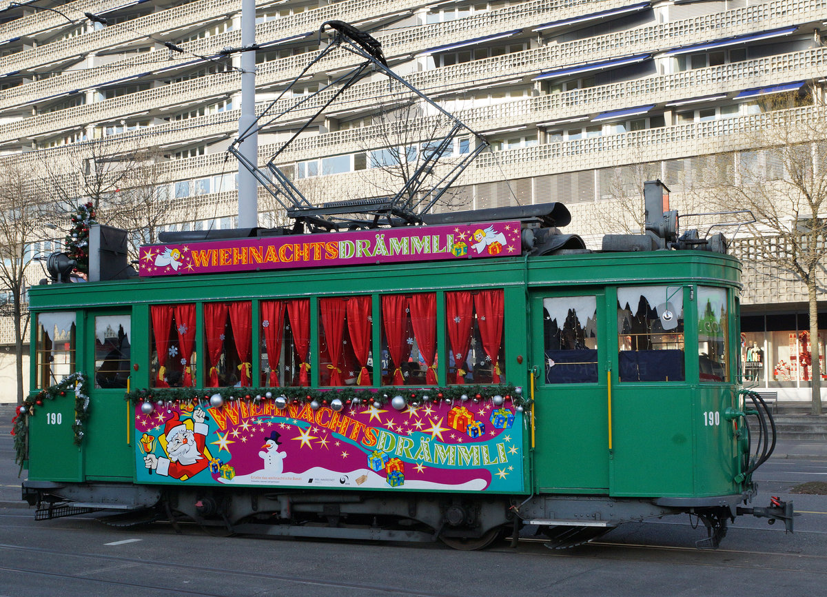 BVB: Mit der Weihnachtsstrassenbahn  M�rlitram  Basel unterwegs am 17. Dezember 2016.
Foto: Walter Ruetsch