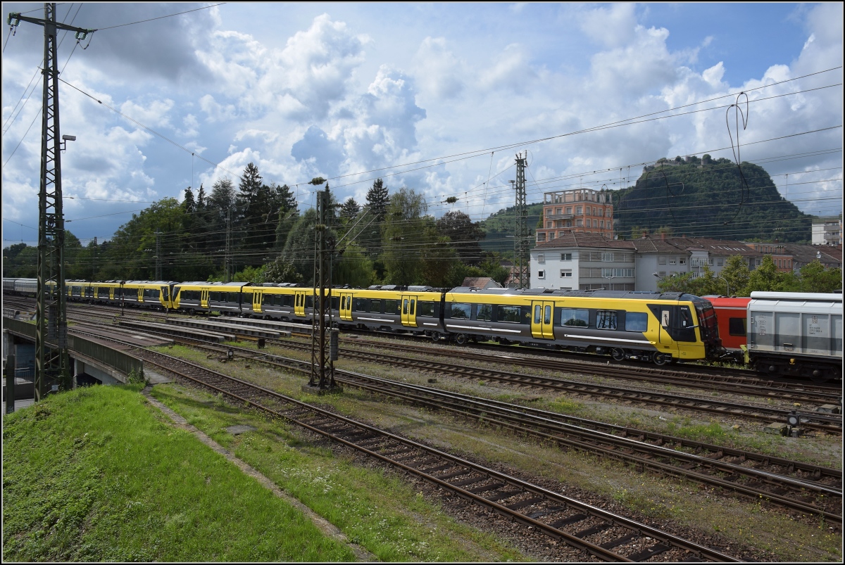 Class 777 für die Metro Liverpool auf dem Weg nach Liverpool. Zug 777 010 und 777 008 werden von 111 082-4 durch Singen am Hohentwiel gezogen. Juli 2020.