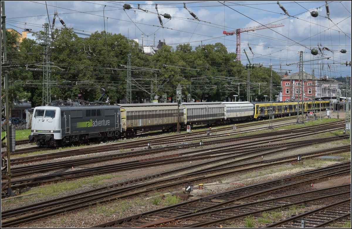 Class 777 für die Metro Liverpool auf dem Weg nach Liverpool. Zug 777 010 und 777 008 werden von 111 082-4 durch Singen am Hohentwiel gezogen. Juli 2020.