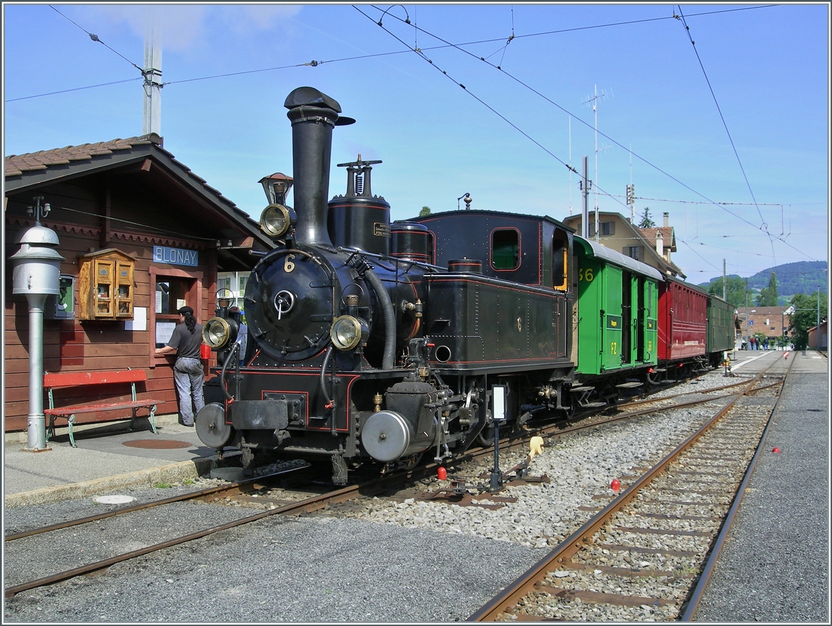 Dampffestival 2006 der Blonay-Chamby Bahn: ein herrlich bunter Dampfzug mit der G 3/3 N° 6 an der Spitze wartet in Blonay auf die Abfahrt

4. Juni 2006