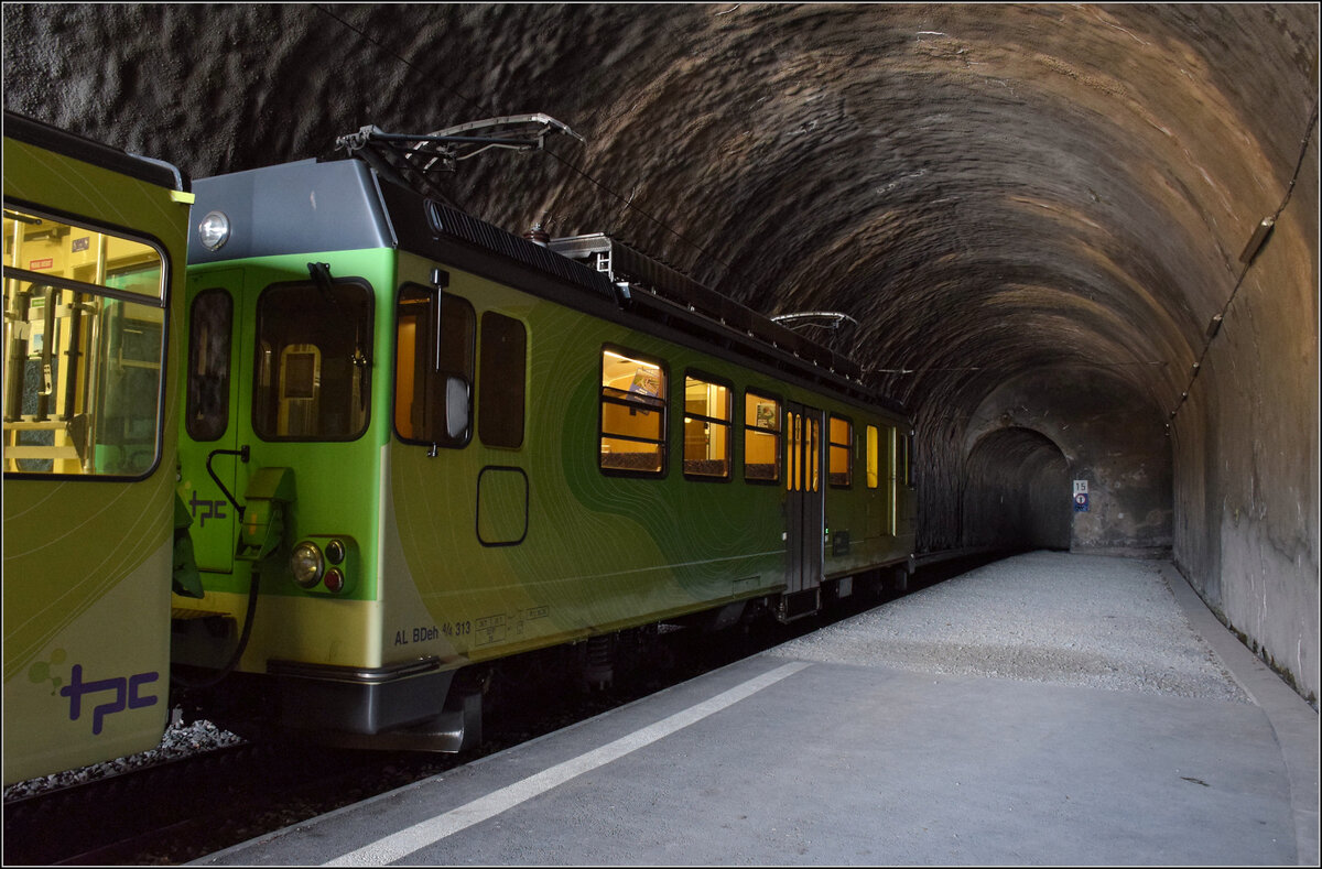 Das Gegenstück zu Stefans Bild aus dem Tunnel raus. Hier ist dier Blick in den Bauch des Berges mit dem BDeh 4/4 313 der AL. Leysin-Grand-Hôtel, Januar 2026.