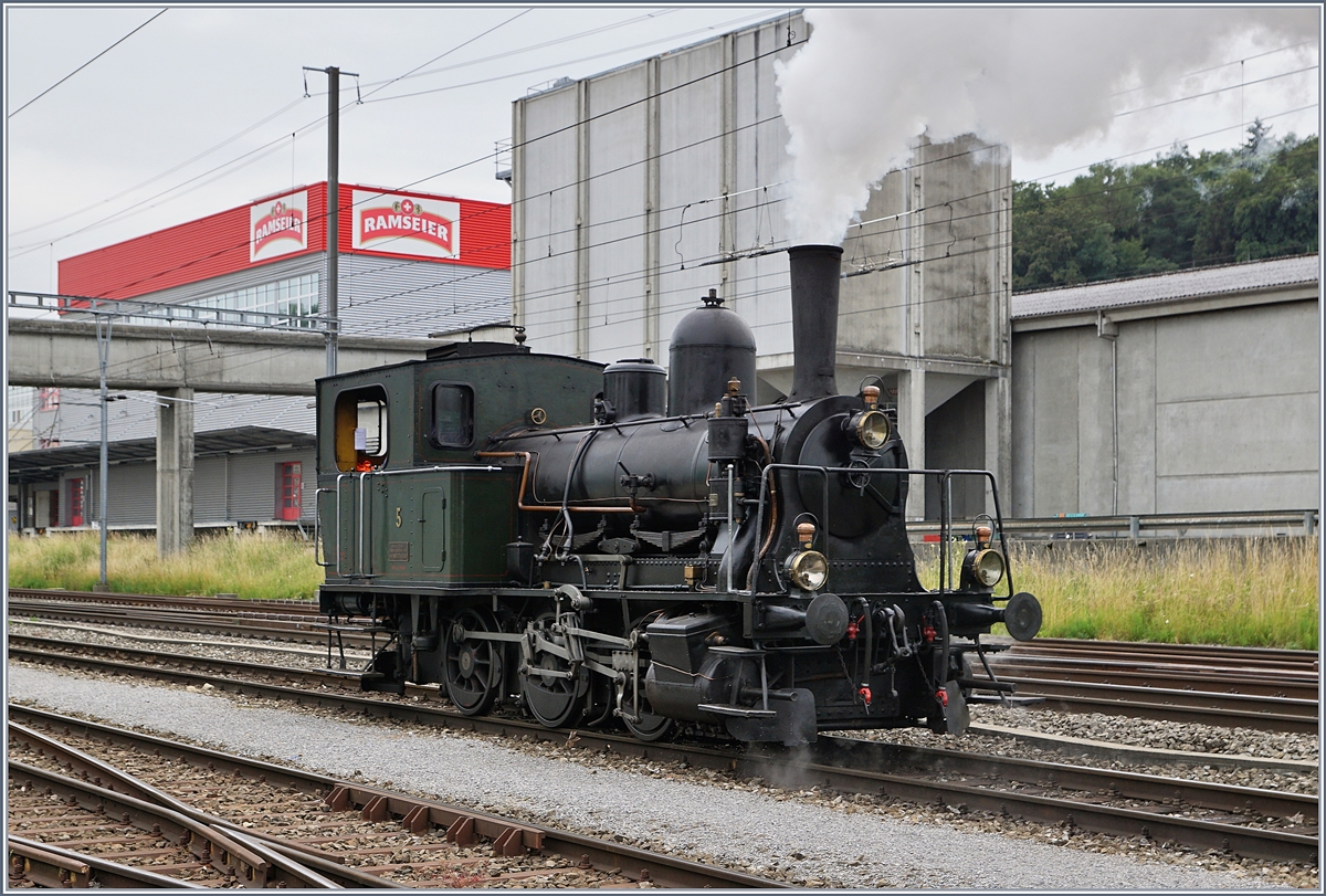 Das Tigerli der ST, E 3/3 Nummer 5,(UIC Nummer: 90 85 0008 479-7) beim Manöver zum Umfahren ihres Zuges in den Gütergleisen des Bahnhofs Sursee (UIC Nummer: 90 85 0008 479-7).
24. Juni 2018