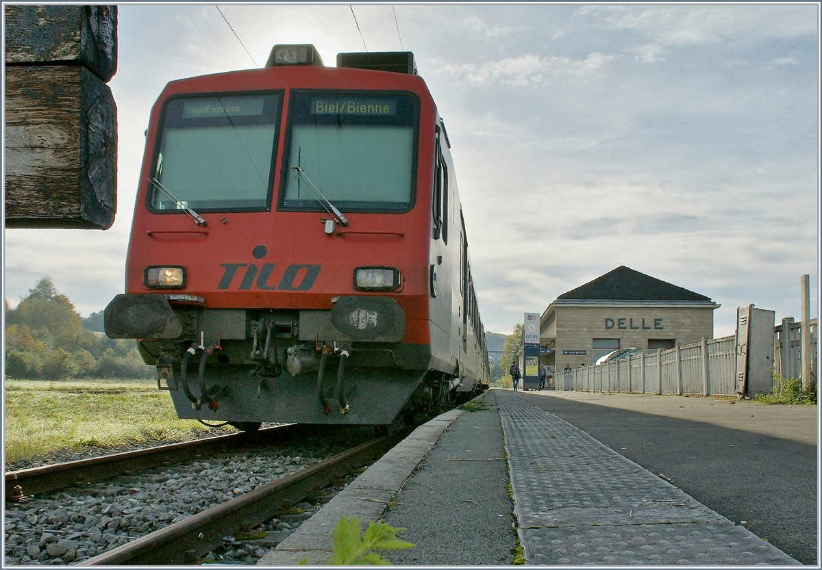Delle im Herbst 2012: seit einigen Jahren fahren von Boncourt her wieder Reisezüge nach Delle und die Wiederinbetriebnahme der Strecke nach Belfort ist in Planung. Im Bild ein RE nach Biel/Bienne mit einem TILO Bt auf dem einzigen Gleis in Delle.

18. Okt. 2012