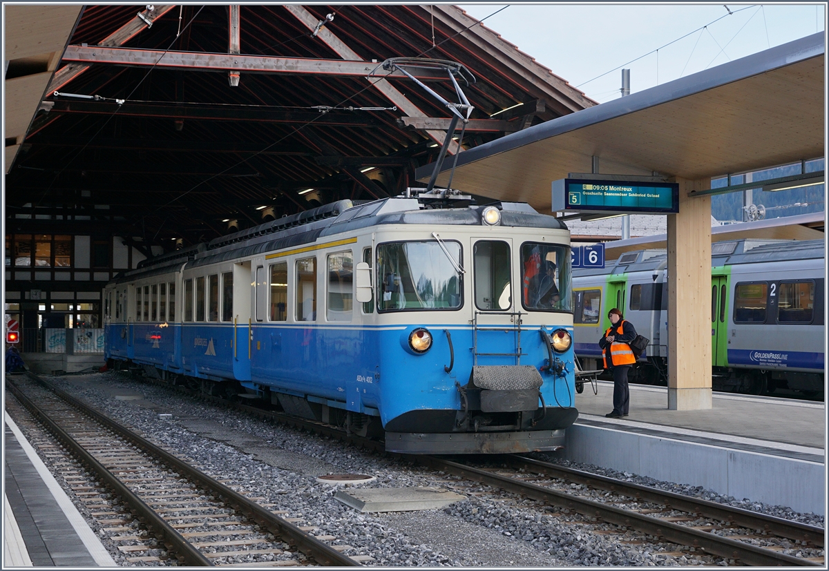 Der ABDe 8/8 4002 VAUD wartet in Zweisimmen auf die Abfahrt als Regionalzug nach Montreux um 9:05; infolge von Trasseschäden werden die Reisenden aber von Gstaad bis Château d'Oex  benutzen müssen um dann mit einem Alpina nach Montreux weiterzufahren.
10. Jan. 2018
