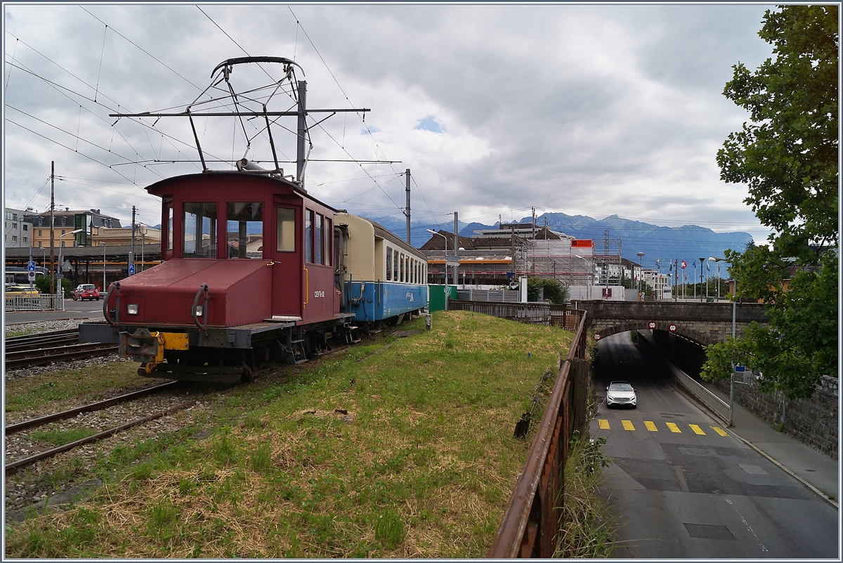 Der aufgebügelte CEV Te 2/2 82 sthet mit den MOB B 211 in Vevey. Der MOB B 211 wartet, mit weiteren Wagen (B 212 - 214, dem AB 308 und dem BD 206) auf die Reise zur Edeis - La Mure Bahn, wo ihr Einsatz ab nächstem Jahr vorgesehen ist.

6. Juli 2020