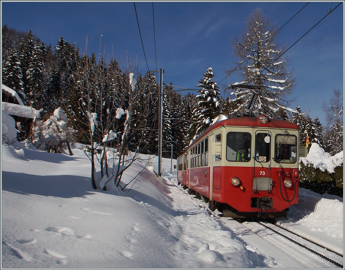 Der CEV BDeh 2/4 73 auf Talfahrt kurz vor Lally.
21. Jan. 2015