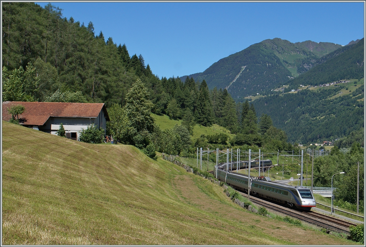 Der Einsatz der ETR 470 neigt sich dem Ende entgegen: Als EC 15 unterwegs von Zürich nach Milano, konnte ich diesen FS ETR kurz vor Rodi Fiesseo fotografieren.
24. Juni 2015
