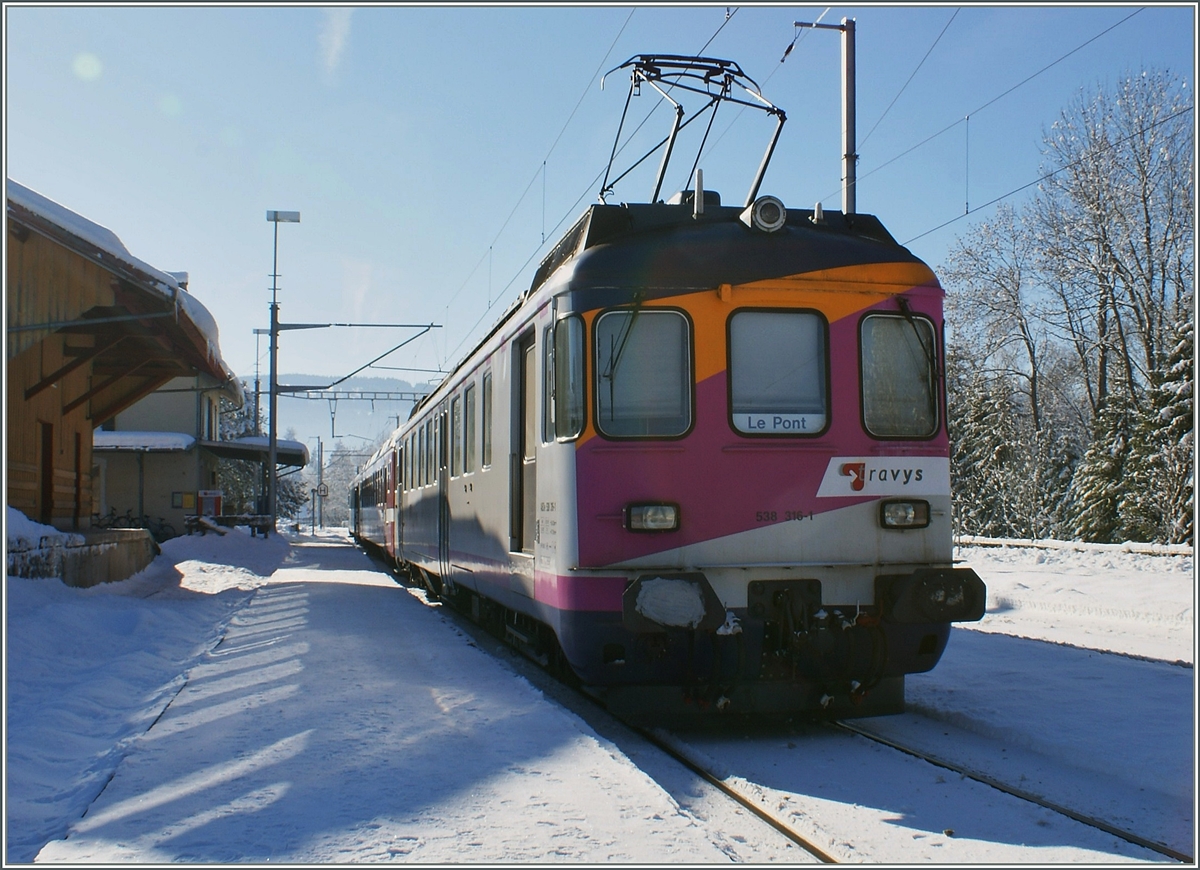 Der ex MThB ABDe 4/4 16 leistet nun bei  Travys  im Vall�e de Joux Dienst. Dies jedoch meist vor den  Sch�lerz�gen  zum Mittagszeit, die naturgem�� in etwas starkem Gegenlicht stehen.
Le Pont, den 13. Jan. 2009