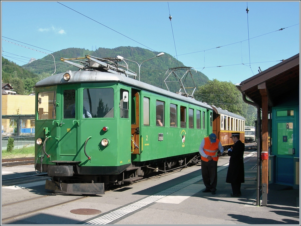 Der GFM Be 4/4 111 (ex GFM BCe 4/4 111 resp. CEG BCE 4/4 11) ist mit dem GFM Salonwagen in Blonay angekommen. Der Be 4/4 111 wurde 1903 bei SWS/Alioth gebaut und 1928 und 1951 umgebaut. Kurzzeit war der Triebwagen mit Xe 4/4 111 bezeichnet; heute ist er im Besitz der GFM Historique so dass ich ihn beim Überarbeiten dieses Textes am 15.10.24 auch dort eingeordnet habe.  

Aufnahmedatum 3. Juni 2006