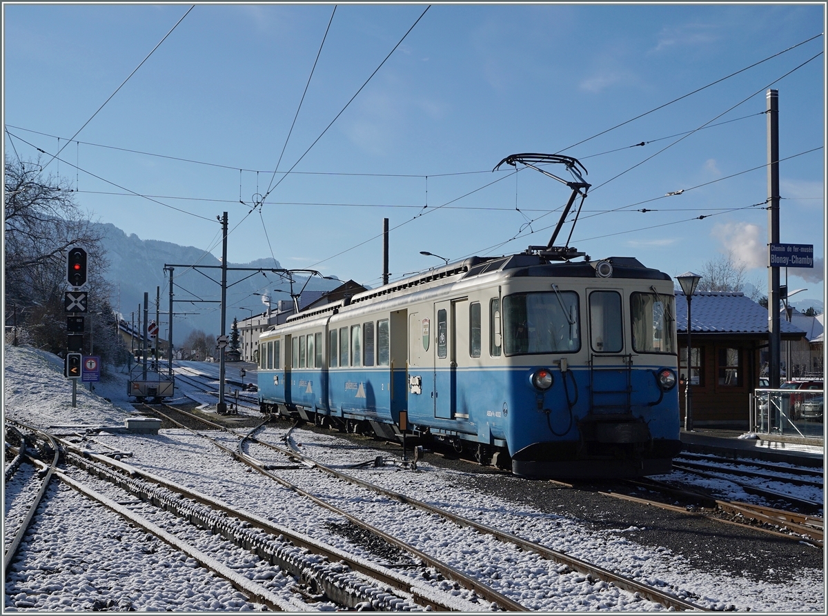 Der MOB ABDe 8/8 4002 VAUD verlässt als Wintersportzug für eine Schulgruppe von Vevey Blonay Richtung Chamby.
7. März 2016
