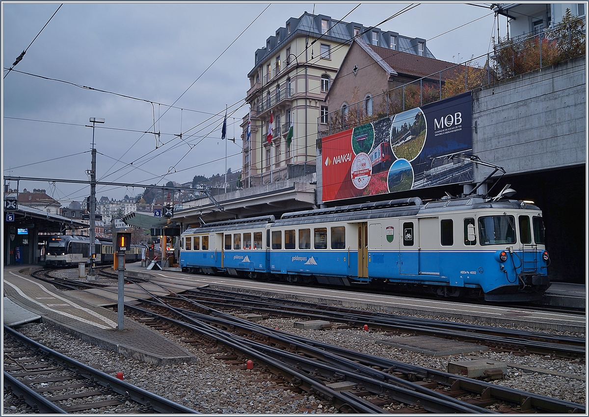 Der MOB ABDe 8/8 4002  Vaud  ist in Montreux auf Gleis 7 abgestellt; kurz nach Mittag wird es als Leermaterialzug nach Chernex fahren um dann zwei Regionazugpaare nach Montreux fahren.
19. Nov. 2018
