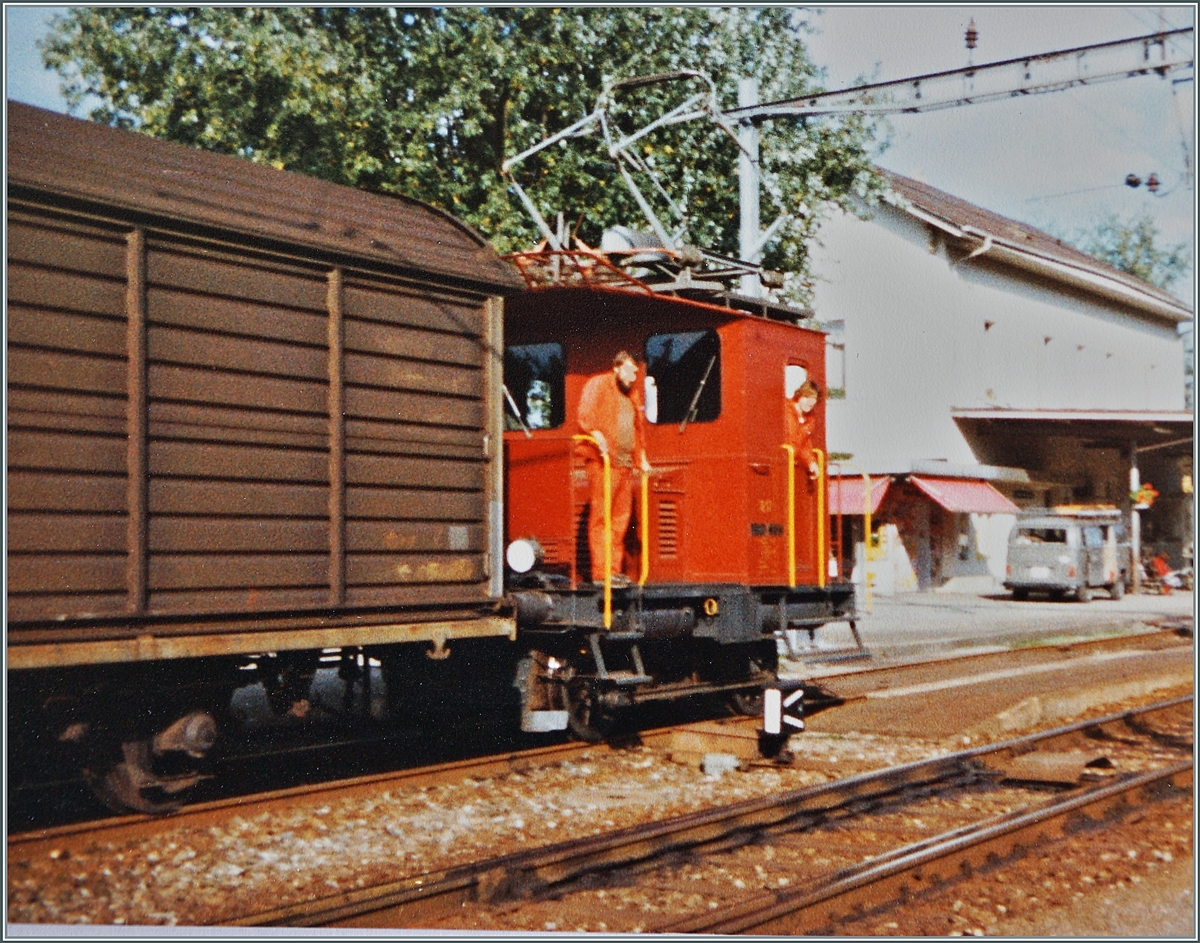 Der vom Personal perfekt gepflegte und geliebte Te  I N° 17 in Büren an der Aare beim Rangieren.

Analogbild vom Sept. 1981
