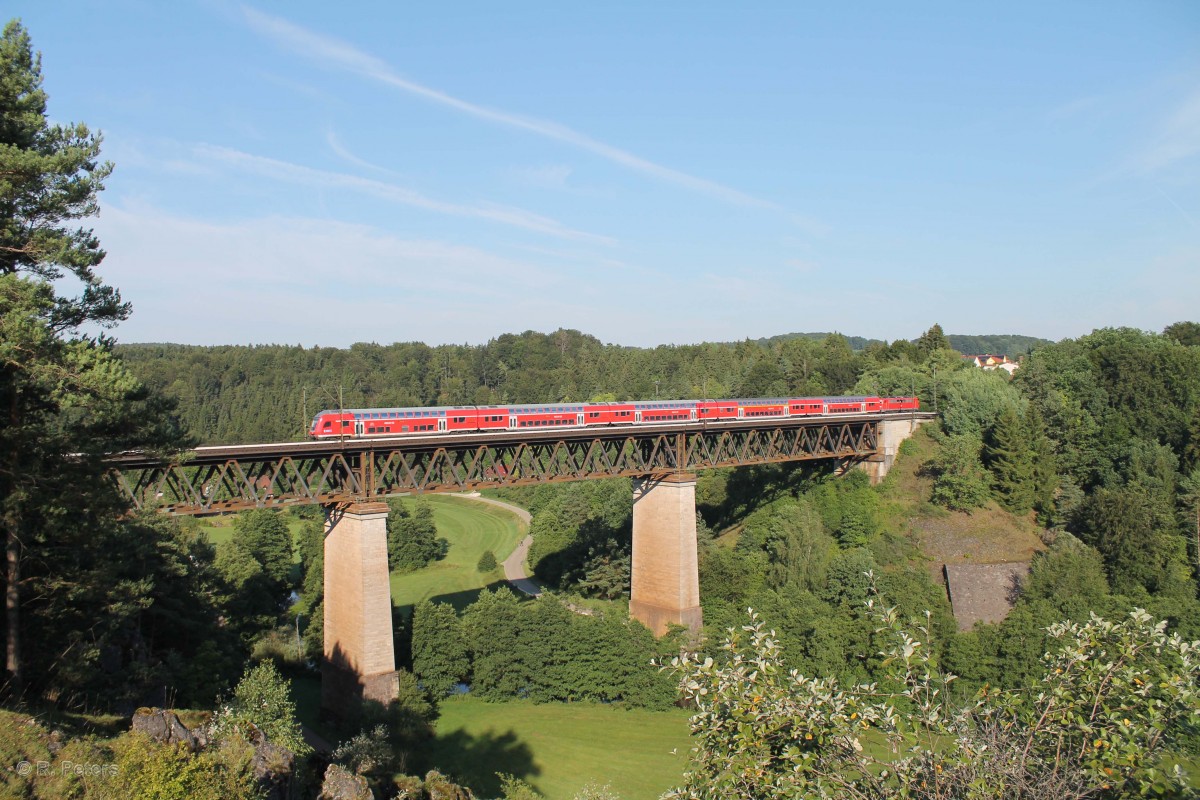 Der RE 4255 Nürnberg - Regensburg - München auf dem Viadukt von Beratzhausen. 23.07.14