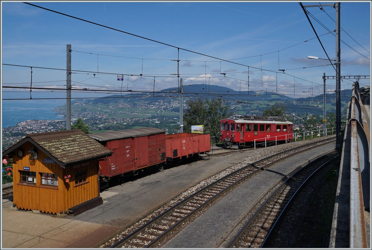Der RhB ABe 4/4 I 35 verlässt Chamby in Richtung Chaulin, vorbei am CEV Gk 37 und dem GFM L 702.

26. Juni 2021  