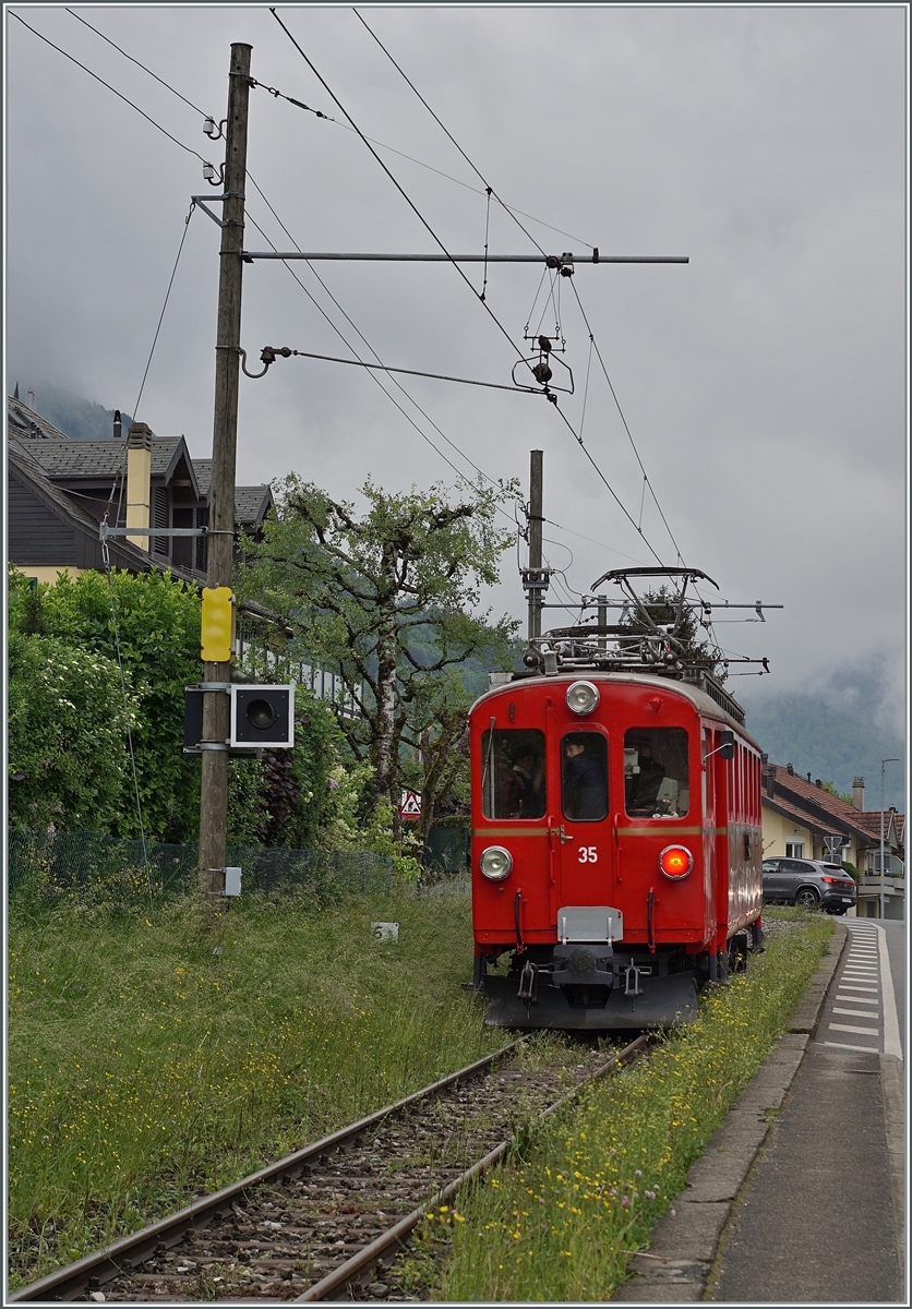 Der RhB Bernina Bahn ABe 4/4 I N° 35 der Blonay Chamby Bahn verlässt Blonay in Richtung Chamby. 

3. Mai 2025