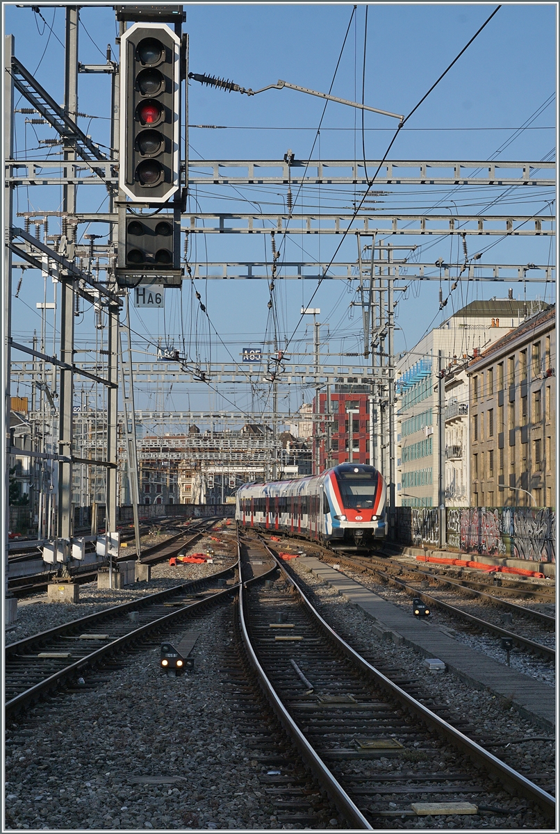 Der SBB LEX RABe 522 231 und ein weiterer erreichen als Léman Express SL6 von Bellegarde (Ain) kommend ihr Ziel Genève. 
Die Léman Express Line SL6 wird nur in der HVZ bedient. 

19. Juli 2021