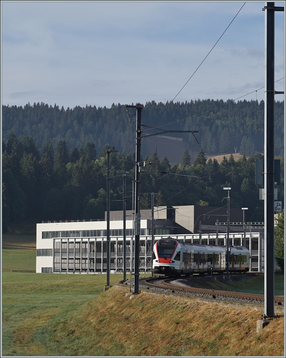 Der SBB RABe 523 022-7 (RABe 523 94 85 0 523 022-7 CH-SBB) erreicht als S2 24216 von Aigle in wenigen Augenblicken sein Ziel Le Brassus. 

15. August 2022