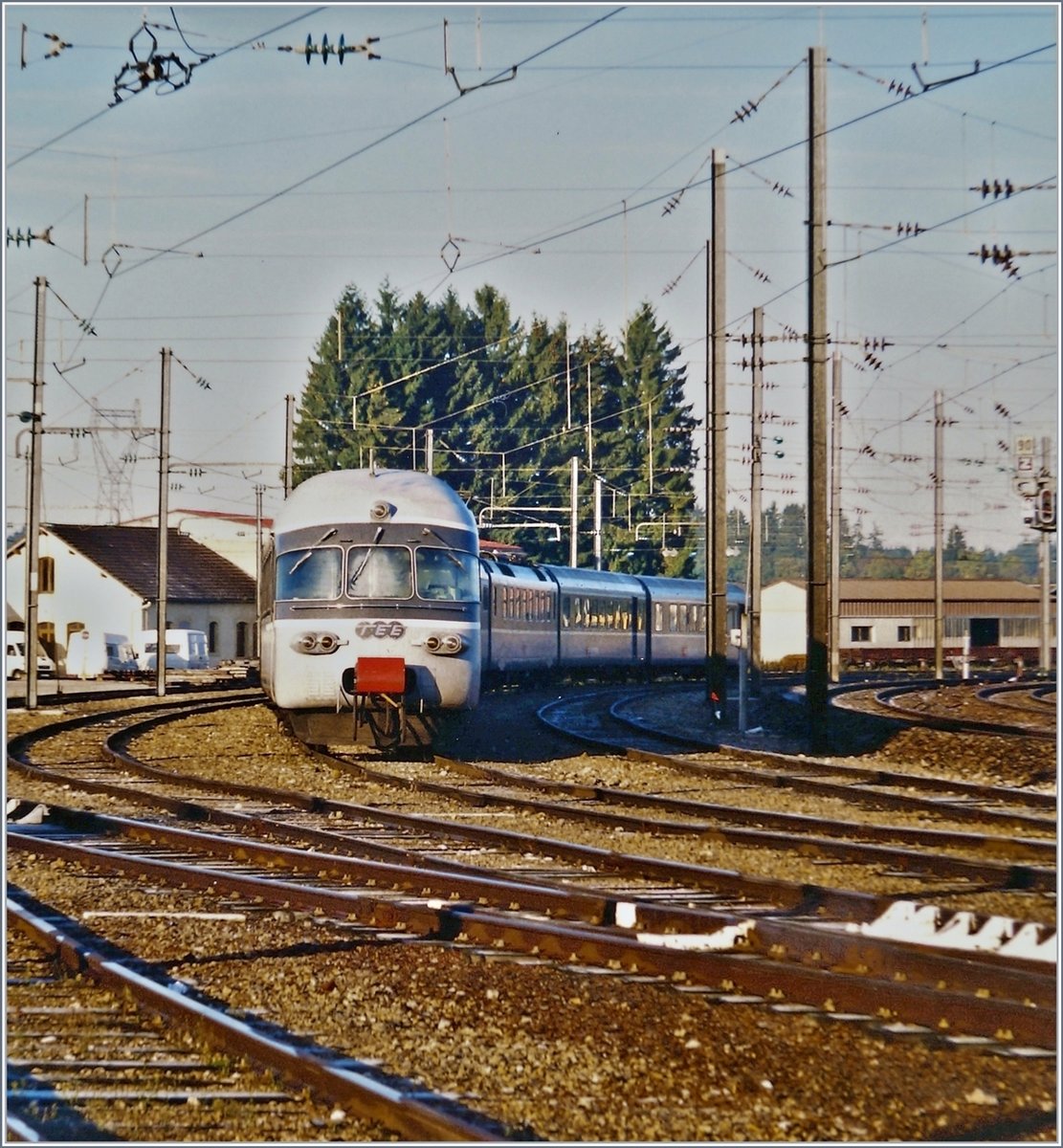 Der SBB RAe TEE II, am Ende seiner Laufbahn der edlen TEE Farbgebung beraubt und als  RABe TEE II  unterwegs, wartet in Frasne auf seine nächstne Einsazt als TGV Anschlusszug nach Bern (via Neuchâtel - Biel/Bienne).

Oktober 1999 