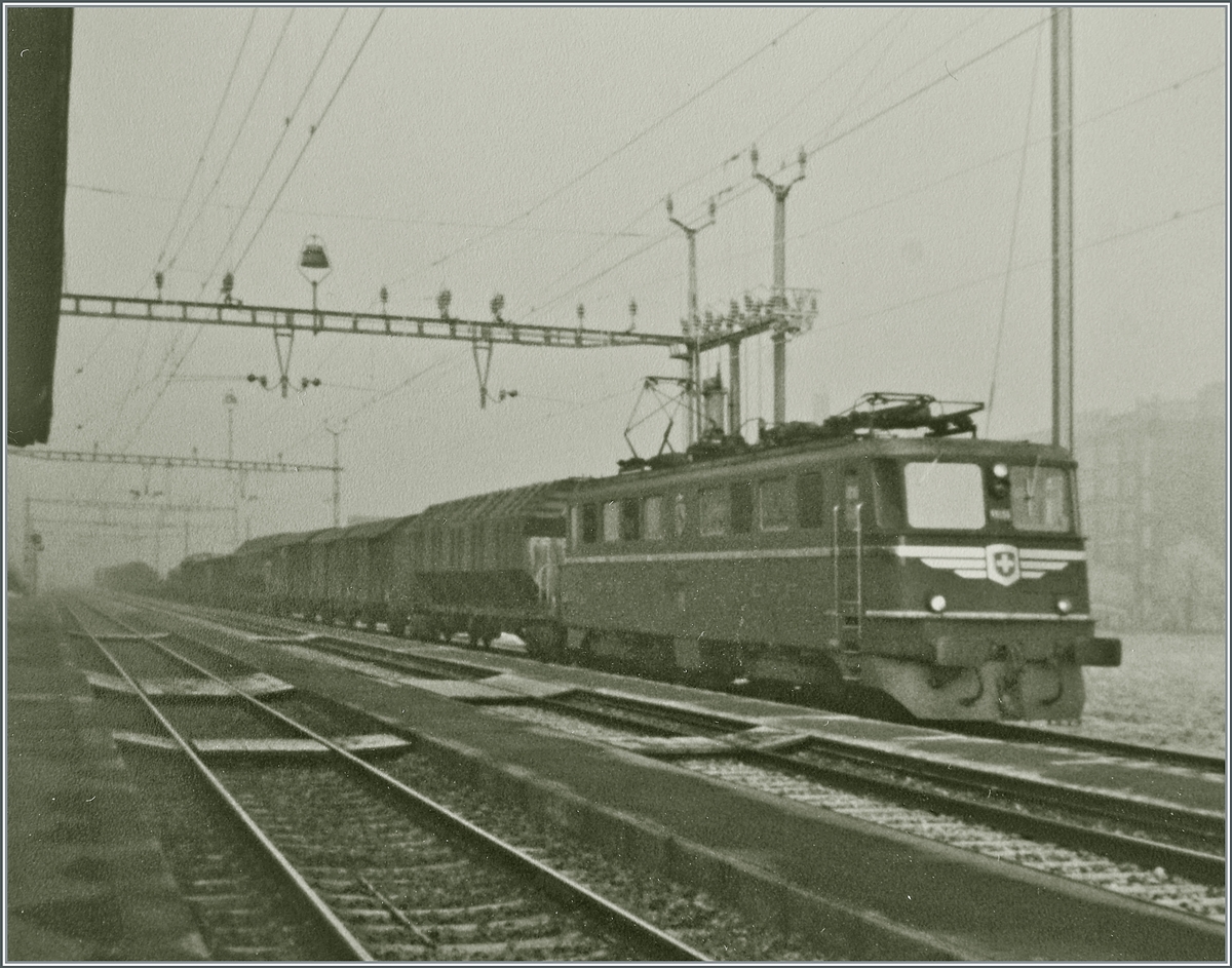 Die aargauische Südbahn ist vor allem für den Güterverkehr von und zum Gotthard von grosser Bedeutung. Im Bild die (von Märklin bekannte) Ae 6/6 11141  Kanton BERN  mit einem Güterzug auf der Fahrt in Richtung Rotkreuz in Dottikon-Dintikon. 

Analogbild vom  Januar 1983