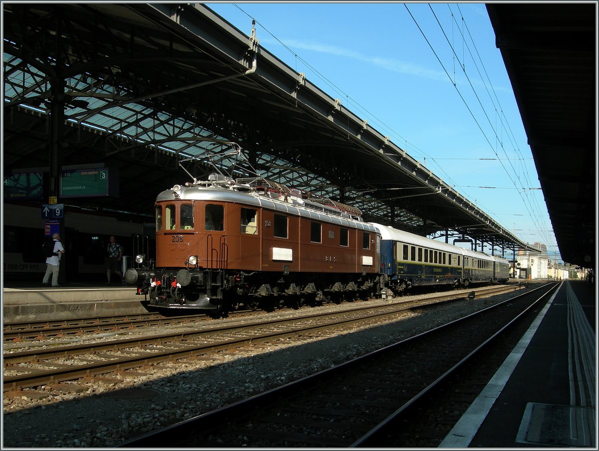 Die Ae 6/8 208 wartet in Lausanne mit einem Extrazug Richtung Wallis auf die Weiterfahrt.

7. Juni 2015