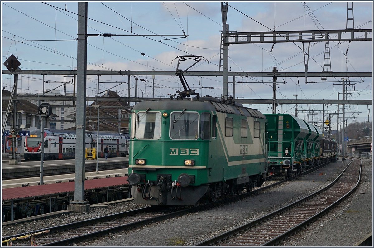 Die BAM Re 4/4 II (UIC 91 85 4420 506 8 CH MBC) hat ihren Zug über die Rollbockgrube den beidne Ge 4/4 übergeben und übernimmt nun ihren vollen Zug für die Fahrt nach Gland.
22. Feb. 2017