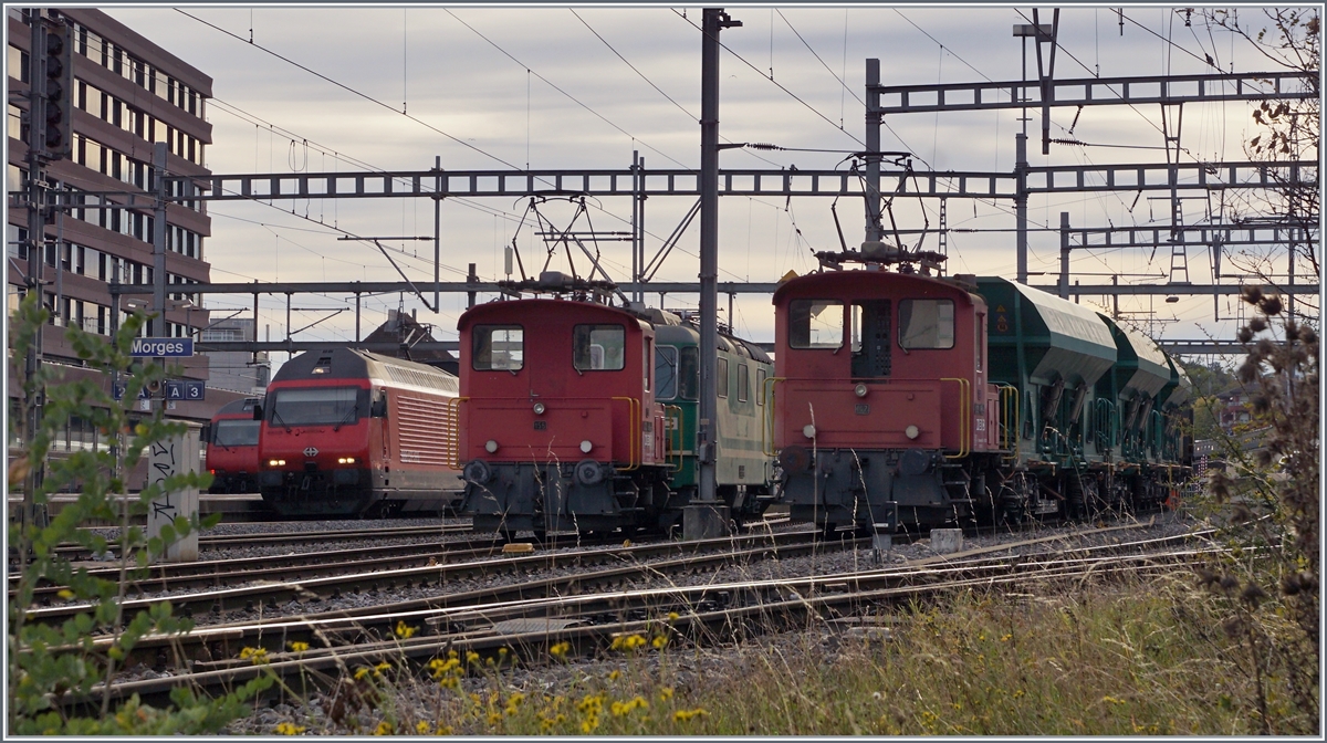 Die beiden BAM MBC Te 2/2 155 und 147 sind in Morges mit dem Manöver für die Kieszüge Apples - Gland und Gland - Apples beschäftigt. Im Hintergrund ist eine SBB Re 460 zu erkennen. 

18. Okt. 2021