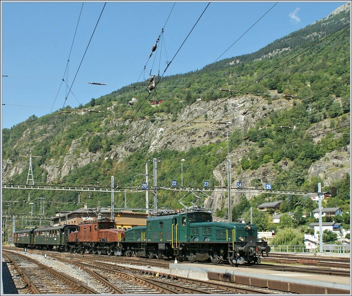 Die beiden Krokodils Ce 6/8 III 14305 (Baujahr 1925 - UIC 91 85 4601 305-6) und Ce 6/8 II 14253 (Baujahr 1919 - UIC 91 85 4601 253-8) erreichen mit ihrem historischen Schnellzug 1930 von Bern nach Domodossola den Bahnhof Brig.

20. August 2011