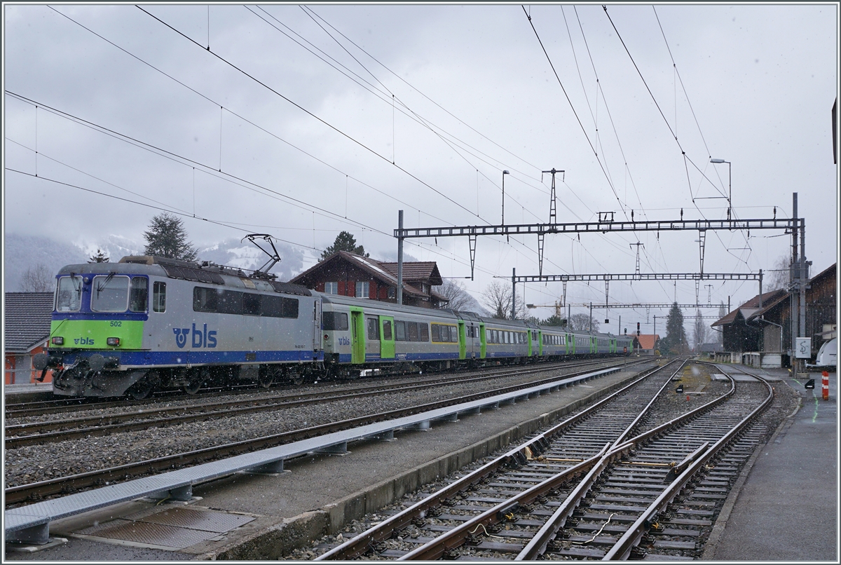 Die BLS Re 4/4 II 502 schiebt den BLS EW III RE von Zweisimmen nach Interlaken Ost durch den mittlerweile für Reisenden geschlossenen Bahnhof von Leissigen.

16. März 2021