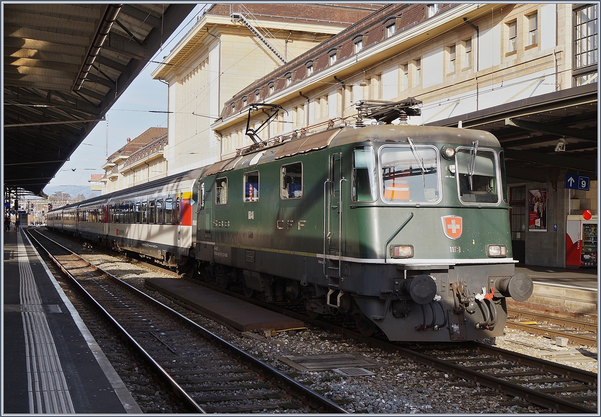 Die ehemalige TEE Lok und nun letzte grüne Personenverkehrs Re 4/4 II 11161 in Lausanne rangiert einen RE, der am Abend nach St-Maurice fahren wird.

20. Februar 2020