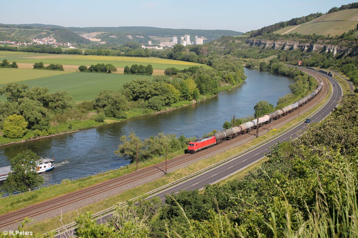 Die ex HGK 185 631-9 jetzt ecco-rail mit einem Kesselzug zwischen Karlstadt und Himmelstadt. 02.06.21