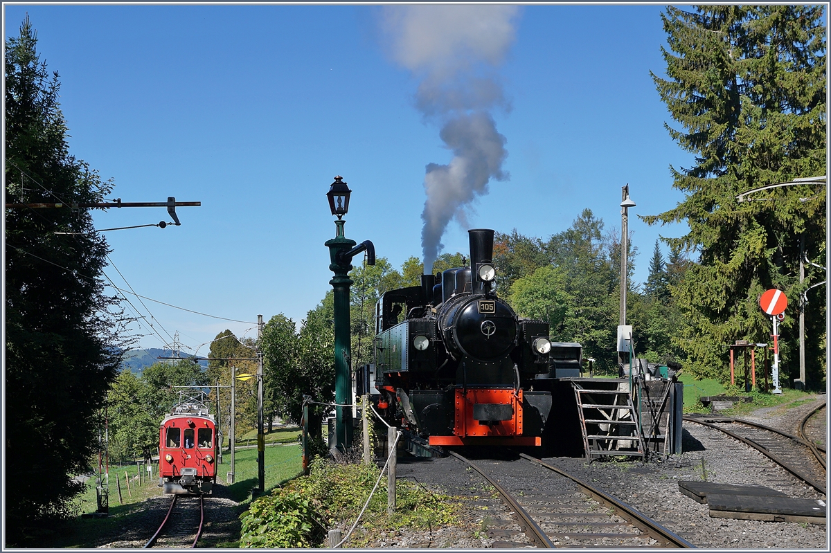 Die G 2x 2/2 105 bei der Bekohlung in Chaulin während links im Bild der RhB ABe 4/4 35 sihc nähert, welcher von Blonay kommend nach Chamby fährt.

29. Sept. 2019
