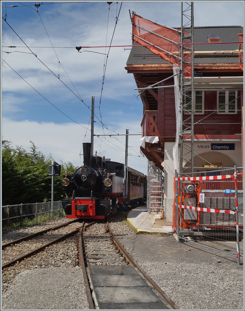 Die G 2x 2/2 105 ist in Chamby angekommen, dessen Empfangsgebäude zur Zeit restauriert wird. 

23. Mai 2021