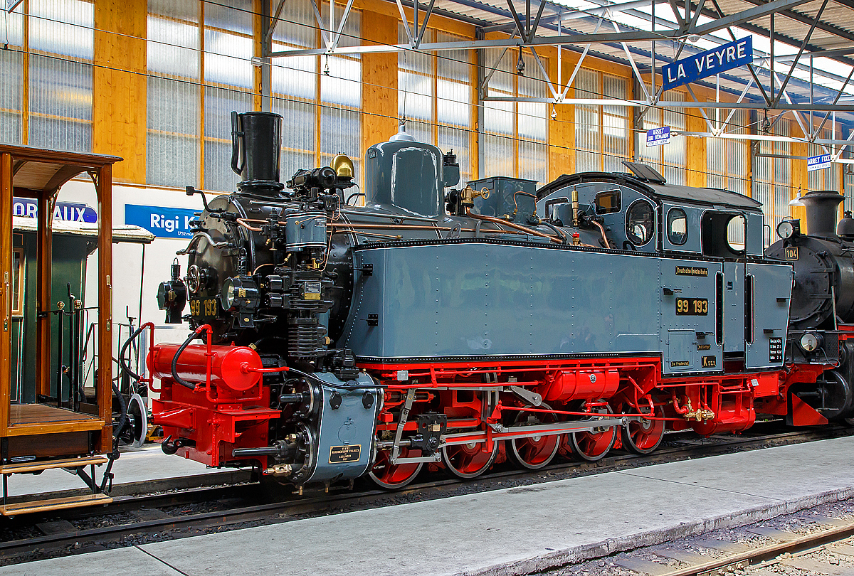 Die G 5/5 99 193 (ex DR 99 193, ex DB 99 193) der Museumsbahn Blonay–Chamby am 19.05.2018 im Depot in Chaulin.

Die Baureihe 99.19 (W�rttembergische Ts 5) bezeichnet eine f�nfachsige meterspurige Lokomotivbaureihe (Gattung K 55.9) der Deutschen Reichsbahn. Die Konstruktion basierte im Wesentlichen auf der Baureihe 99.64–65/67–71 (S�chsische VI K) f�r 750 mm Schmalspur. Gebaut wurden die vier Lokomotiven, von der Maschinenfabrik Esslingen, f�r die Schmalspurbahn Nagold–Altensteig.

Anfang der 1920er Jahre erhielt die Reichsbahndirektion Stuttgart f�nf fabrikneue Lokomotiven der Baureihe 99.67–71, ein fast unver�nderter Nachbau der Baureihe 99.64–65 (s�chsische Gattung VI K), mit 750 mm Spurweite f�r die Bottwartalbahn. Da sich die Fahrzeuge gut bew�hrten, lie� man f�r die Schmalspurbahn Nagold–Altensteig 1927 von der Maschinenfabrik Esslingen vier Lokomotiven mit den Fabriknummern 4181 bis 4184 bauen, die weitgehend der Baureihe 99.64–65/67–71 glichen. Sie erhielten die Betriebsnummern 99 191 bis 194 und kosteten zusammen rund 275.000 Reichsmark. Im April 1927 wurde das erste Fahrzeug von der Deutschen Reichsbahn in Dienst gestellt.

1944 mussten zwei Maschinen abgegeben werden. Die 99 191 wurde Ende Mai 1944 zur Reichsbahndirektion Erfurt umstationiert, wo sie auf der Schmalspurbahn Eisfeld–Sch�nbrunn eingesetzt wurde. Die 99 194 gelangte im Kriegseinsatz h�chstwahrscheinlich auf den Balkan.

Die 99 192 und 99 193 waren bei Kriegsende schadhaft abgestellt und wurden bis Ende 1945/Anfang 1946 wieder aufgearbeitet. Fortan �bernahmen sie alleine den Zugdienst auf der Schmalspurbahn Nagold – Altensteig. Da Ende 1949 ein Teil des Personenverkehrs auf den Bus �berging, wurde fortan t�glich nur noch eine Maschine gebraucht.

Ab Sommer 1956 waren beide Loks nur noch als Reserve vorhanden, nachdem von der Walhallabahn Regensburg – W�rth die Diesellok V 29 952 nach Altensteig umgesetzt worden war. Die 99 192 wurde am 15. Mai 1959 ausgemustert und diente ab jetzt als Ersatzteilspender. Die 99 193 erhielt aufgrund des gestiegenen Stra�enverkehrs auf der rechten Lokseite wei�-rote Warntafeln, da die Strecke mehrere Kilometer direkt neben der Stra�e verlief. Am 30. November 1967 wurde die 99 193 ausgemustert, eine Aufstellung als Denkmal in Altensteig scheiterte. Seit 1969 befindet sie sich bei der Museumsbahn Blonay–Chamby in der Schweiz.

Rahmen und Fahrwerk
Der genietete Blechinnenrahmen war 18 mm stark, innerhalb der Rahmenwangen befand sich ein Rahmenwasserkasten mit circa 0,66 m� Fassungsverm�gen.

F�r die engen Bogenradien waren nach dem G�lsdorfprinzip der erste und f�nfte Radsatz um 30 mm sowie der dritte um 20 mm seitenverschiebbar. Zus�tzlich hatte die dritte Achse um zehn Millimeter geschw�chte Spurkr�nze. F�r eine bessere F�hrung waren die erste und letzte Achse mit R�ckstellvorrichtungen ausgestattet.

Neben der obligatorischen Wurfhebelbremse als Handbremse stand die Westinghouse-Bremse zur Verf�gung. Der daf�r notwendige Luftbeh�lter wurde quer auf der vorderen Pufferbohle eingeordnet. Die 99 193 erhielt f�r ihren Museumsbahneinsatz zudem eine Saugluftbremse. Als Kupplung diente eine einfache Trichterkupplung mit Federung. Die 99 193 erhielt f�r den Betrieb bei der Museumsbahn Blonay–Chamby Mittelpuffer mit darunterliegender Schraubenkupplung nach franz�sischen Normen.

TECHNISCHE DATEN:
Nummerierung: 99 191–194
Anzahl: 4
Hersteller: Maschinenfabrik Esslingen
Baujahre: 1927
Bauart: E h2t
Gattung: K 55.9
Spurweite: 1.000 mm (Meterspur)
L�nge �ber Puffer: 8.436 mm
H�he: 3.550 mm
Breite: 2.450 mm
Achsabstand: 4 x 930 mm = 3.720 mm
Leergewicht: 33,6 t
Dienstgewicht: 43,5 t
Radsatzfahrmasse: 8,7 t
H�chstgeschwindigkeit: 30 km/h
Anfahrzugkraft: 76,15 kN
Treibraddurchmesser: 800 mm
Zylinderanzahl: 2
Zylinderdurchmesser: 430 mm
Kolbenhub: 400 mm
Kessell�nge: 3.235 mm
Kessel�berdruck: 14 bar
Anzahl der Heizrohre: 79
Anzahl der Rauchrohre: 18
Wasservorrat: 4,66 m�
Brennstoffvorrat: 2 t Kohle
