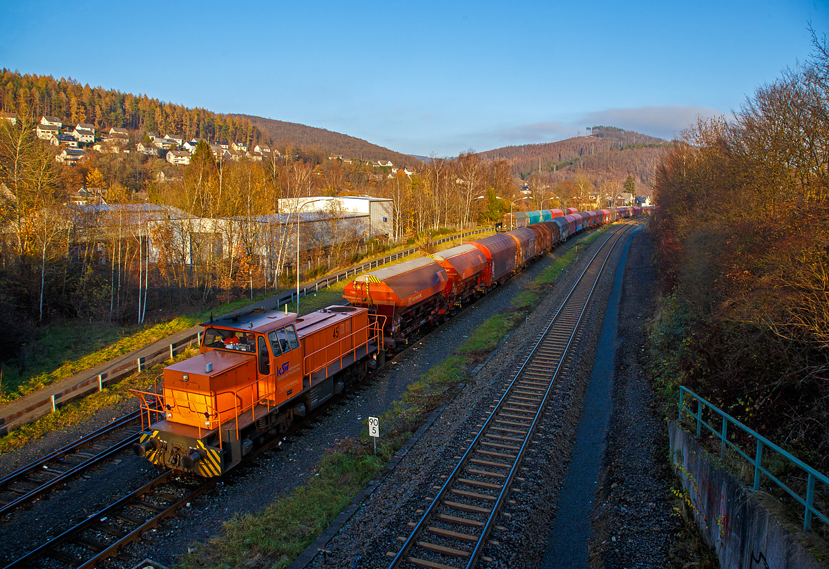
Die KSW 45 (98 80 0276 016-9 D-KSW) eine MaK G 1204 BB der Kreisbahn Siegen-Wittgenstein fährt am 27.11.2020, mit einem langen Übergabezug, von dem Rbf der KSW (Betriebsstätte  Freien Grunder Eisenbahn  - NE 447) in Herdorf in Richtung Betzdorf (Sieg).

Es war ein beträchtlich langer Zug, aber trotzdem reicht alleine die Zugkraft der  MaK G 1204 BB mit einer Leistung von 1.120 kW (1.522 PS), da die Wagen alle leer sind. Die KSW bringt solche Wagenzüge (Übergabezüge) an Werktagen täglich (meist nachmittags) über Betzdorf (Sieg) zum DB Rbf Kreuztal. Dort werden dann wieder von der DB Cargo Züge für die einzelnen Bestimmungsorte zusammengestellt und abgefahren.  

Die Lok ist übrigens eine ehemalige Schweizerin, sie wurde 1991 unter der Fabriknummer 1000866 bei MaK gebaut und an die Sersa AG als Am 847 953-7  Bettina  geliefert. Im Jahr 1998 ging sie wieder nach Deutschland zur MaK / Vossloh Locomotives zurück, wo sie als Mietlok zur Verfügung stand. Nach mehreren Stationen als Mietlok (u.a. 2006 auch bei der KSW) wurde sie dann 2007 von der KSW gekauft und am 23.08.2007 nach Siegen überführt.