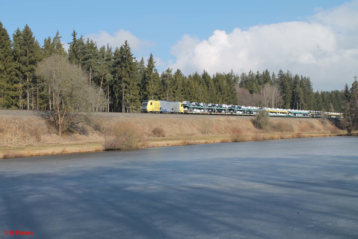 Die leider mit Grafiti beschmierte ER20 007 zog den VW Autozug von Mosel nach München bei Oberteich. 24.03.18