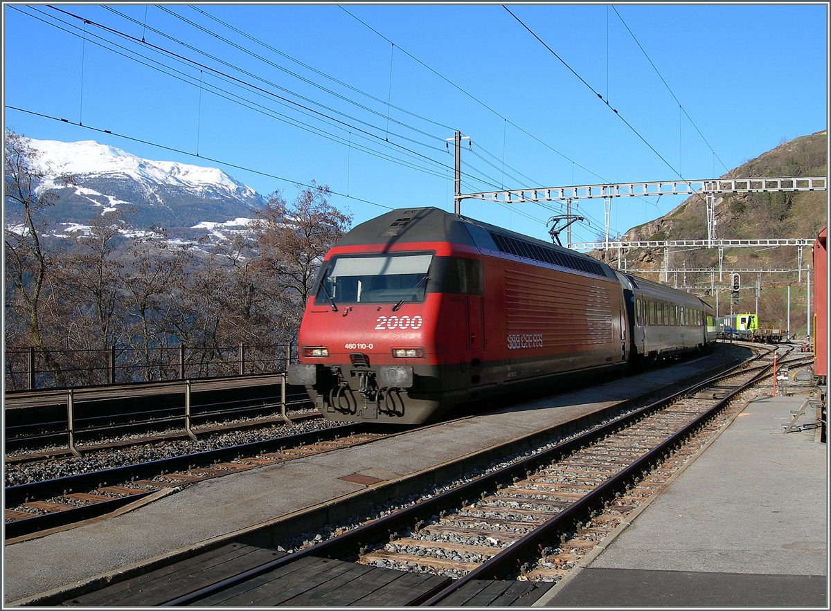 Die Re 460 110-0 mit einem IC Richtung Brig bei der Durchfahrt in Ausserberg. 
Das Bild entstand vor der Eröffnung des Lötschbergbasistunnels am 16. März 2007   
