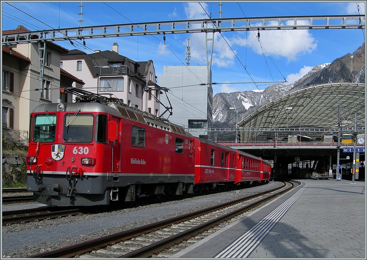 Die RhB Ge 4/4 II 630 verl�sst mir einem RE nach Disentis Chur. 
22. M�rz 2008