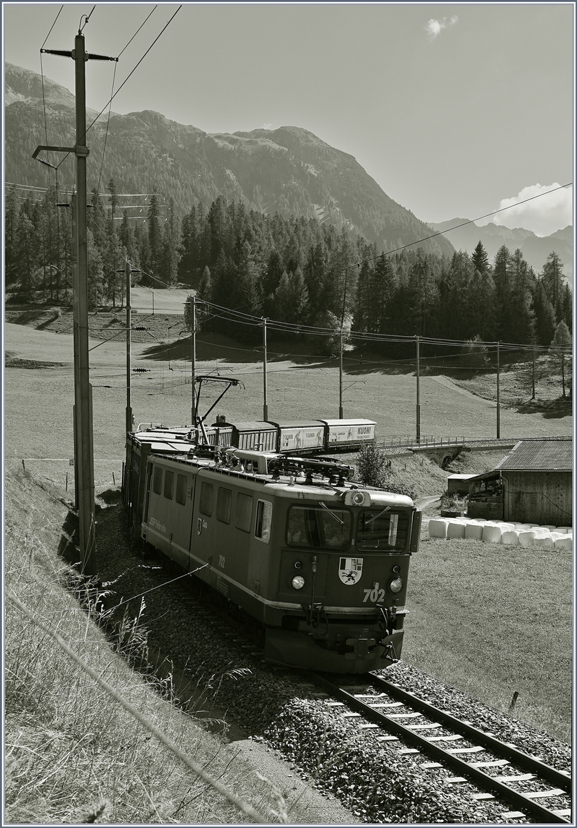 Die RhB Ge 6/6 702 erreicht mit ihrem Güterzug in Kürze Bergün / Bravuogn.
14. Sept. 2016