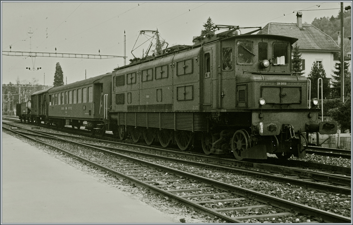 Die SBB Ae 4/7 10966 ist mit einem  Stücker  (Nahgüterzug) in Büren an der Aare unterwegs. 

Analogbild vom April 1985